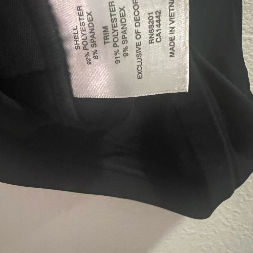 Black Strappy Sports Bra – Size M (Polyester/Spandex Blend) - Picture 3 of 3
